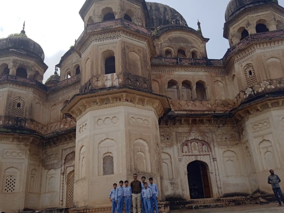 Students with their teacher visiting the historic chhatris near Harpalpur